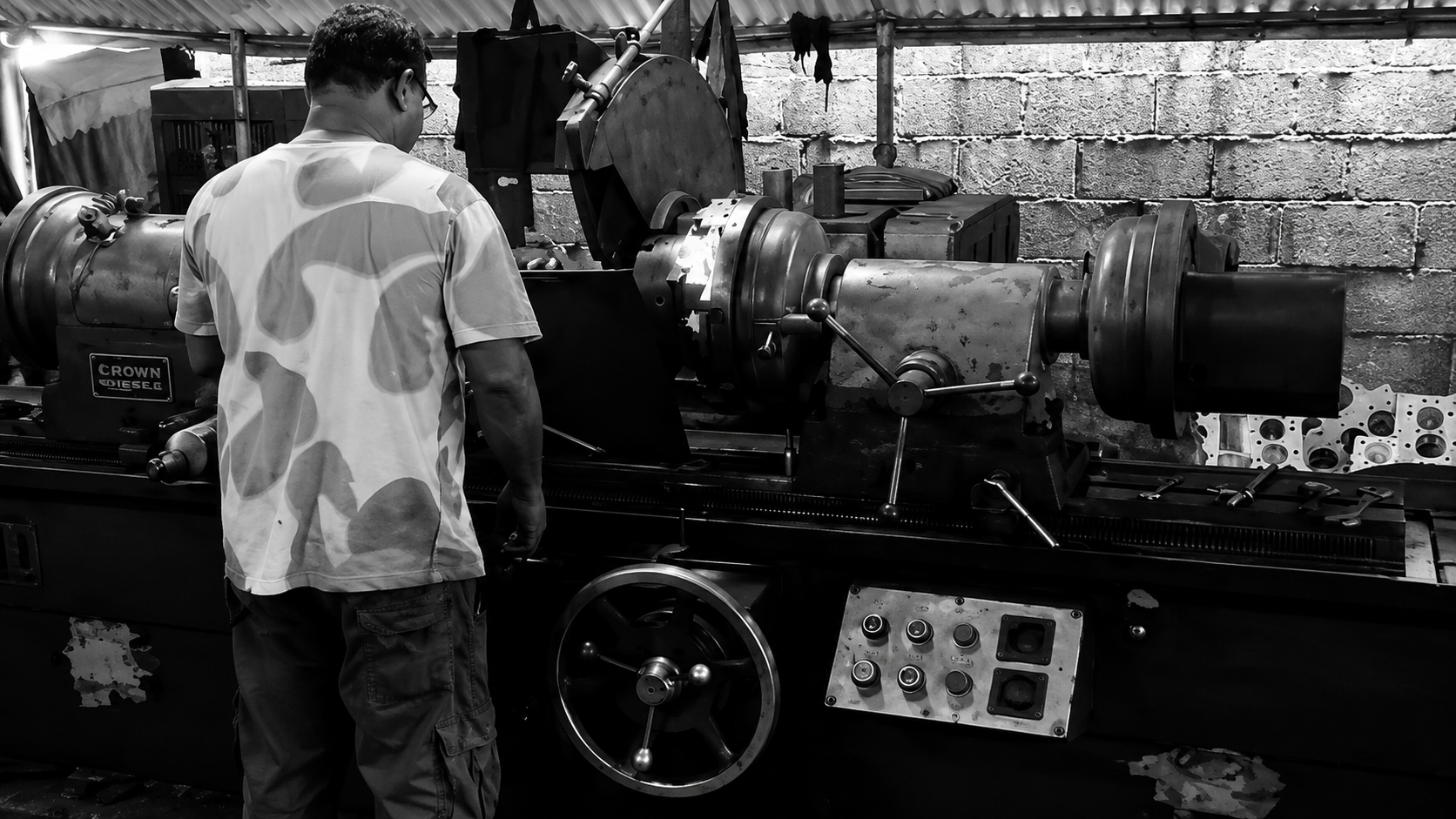 Workshop engine rebuilding equipment